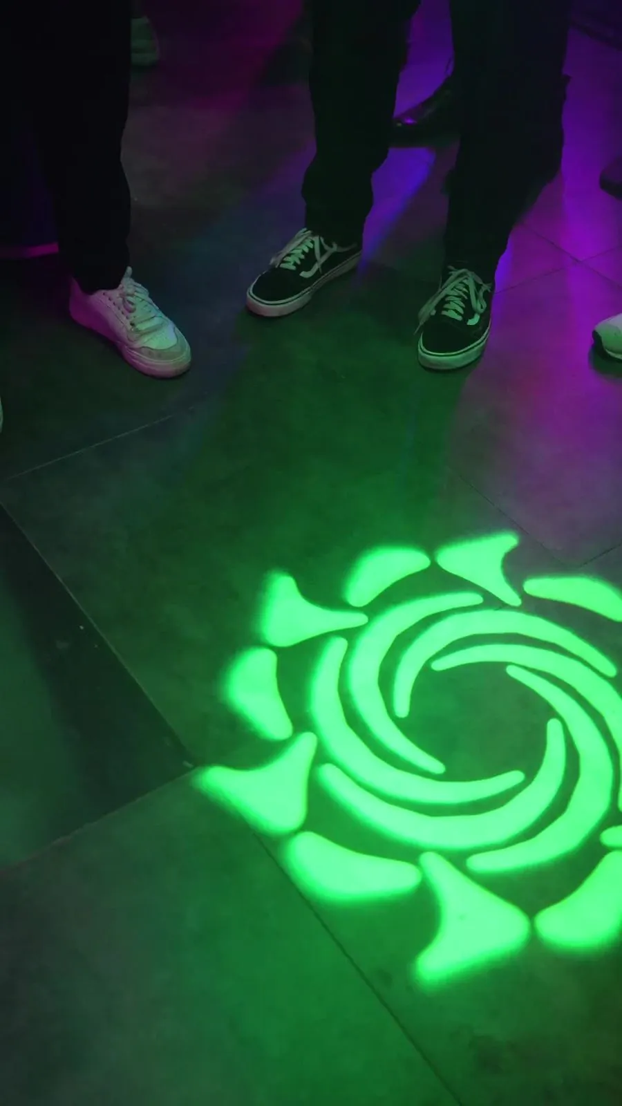 Lichtprojektion auf der Tanzfläche während einer Abiball-Party